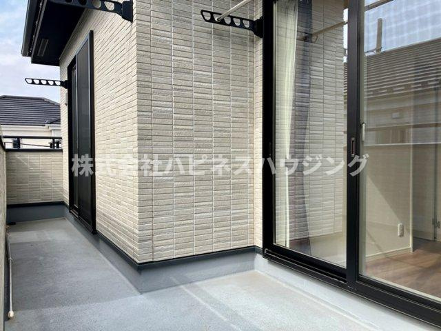 西町戸建のバルコニー|開放的で明るい空間を演出してくれるバルコニーです