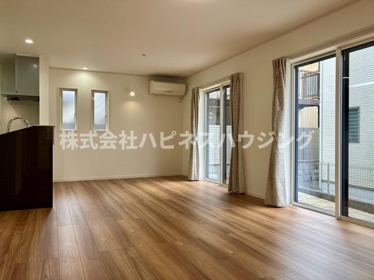 西町戸建の居間・リビング|ゆったりとした居間です