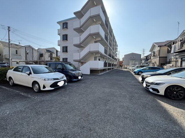 リポウズ淵野辺の駐車場