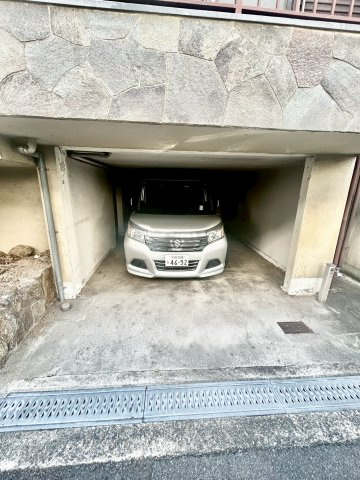 東大阪市若江南町３丁目一戸建の駐車場