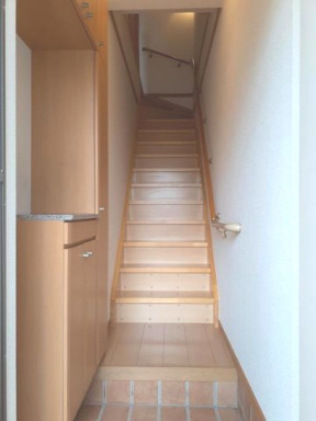 【賃貸アパート】サンパティークⅡの玄関|明るい玄関です