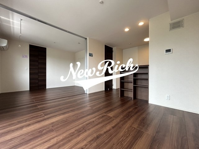 伊勢崎市波志江町のアパートの居間・リビング