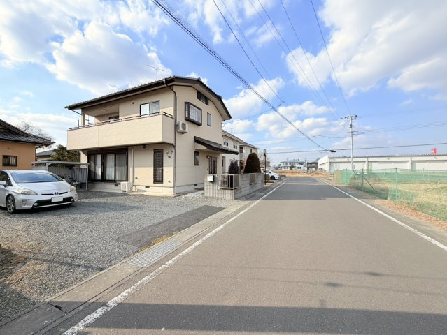 【駅チカ５分♪】オール電化！常陸大宮市中富町中古物件の前面道路含む現地写真