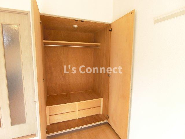 【収納】 | ソレイユハイツ泉中央 | 引出し付きのクローゼットでお荷物もすっきり収納。
