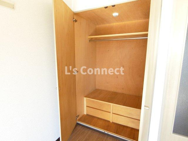 【収納】 | ソレイユハイツ泉中央 | 引出し付きのクローゼットでお荷物もすっきり収納。
