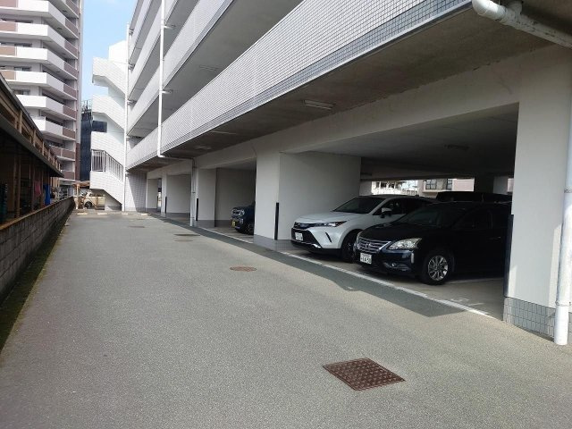 ラパスマンション諏訪野の駐車場|駐車スペースあります☆