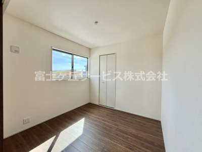 【洋室】 | 周智郡森町中川 3期 新築一戸建て 2号棟 | LDK横の洋室4.5帖