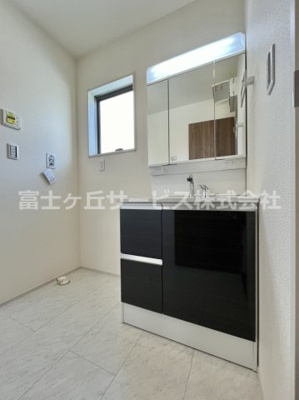 【独立洗面台】 | 周智郡森町中川 3期 新築一戸建て 2号棟 | 独立洗面台、小物を置くことができて便利です
