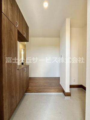 【玄関】 | 周智郡森町中川 3期 新築一戸建て 2号棟 | きれいな玄関です