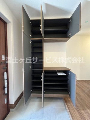 【玄関】 | 周智郡森町中川 3期 新築一戸建て 2号棟 | 大容量のシューズボックス