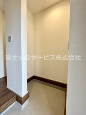 【玄関】 | 周智郡森町中川 3期 新築一戸建て 2号棟 | 土間収納もあります
