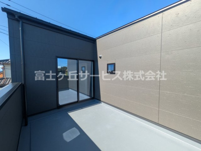 【バルコニー】 | 沼津市岡宮 2期 新築一戸建て | 開放的で明るい空間を演出してくれるバルコニーです