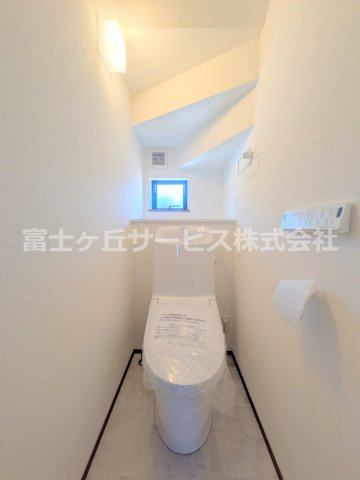【トイレ】 | 沼津市岡宮 2期 新築一戸建て | １階のトイレです