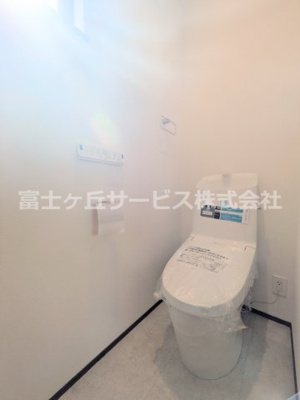 【トイレ】 | 沼津市岡宮 2期 新築一戸建て | ２階のトイレです