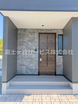 【玄関】 | 沼津市岡宮 2期 新築一戸建て | きれいな玄関です