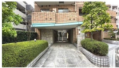 ★仲介手数料無料★ファミールグラン恵比寿（角住戸、JR目黒、恵比寿駅の２駅利用可能で都心へのアクセス良好）のエントランス