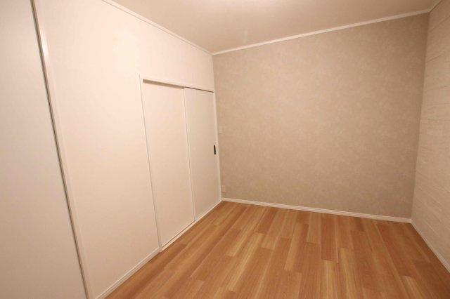 上平間戸建の洋室