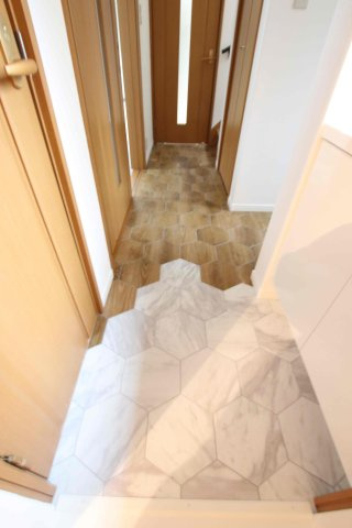 上平間戸建の玄関