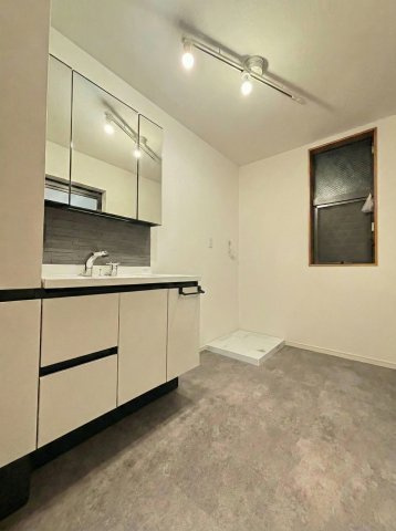 上平間戸建の独立洗面台