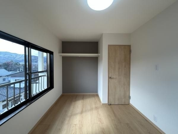 【洋室】 | 福岡市南区老司５丁目 戸建て | 奥行きのあるオープンクローゼット付きです。ロールスクリーンなどを取り付けると目隠しになります