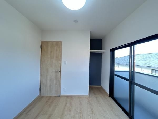 【洋室】 | 福岡市南区老司５丁目 戸建て | 2階5帖の洋室。各部屋にはクローゼットを完備しています！収納が多いお家はすっきりして快適空間です