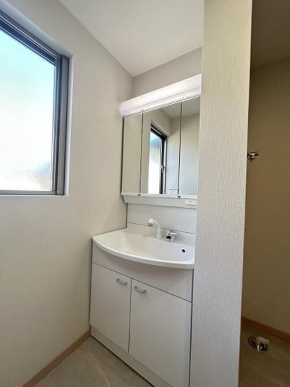 【独立洗面台】 | 福岡市南区老司５丁目 戸建て | 三面鏡裏収納付きの洗面台で、散らかりがちな洗面回りもすっきりと片付きます