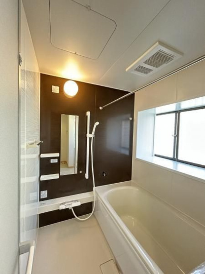 【浴室】 | 福岡市南区老司５丁目 戸建て | 大きな窓付きのバスルームは換気がラクにでき、カビ臭くない浴室が維持できます。浴室乾燥機、追焚機能付き