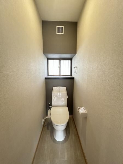 【トイレ】 | 福岡市南区老司５丁目 戸建て | いつも綺麗に清潔に！ウォッシュレット付きトイレです。窓も付いてるので空気の入れ替えも楽にできます