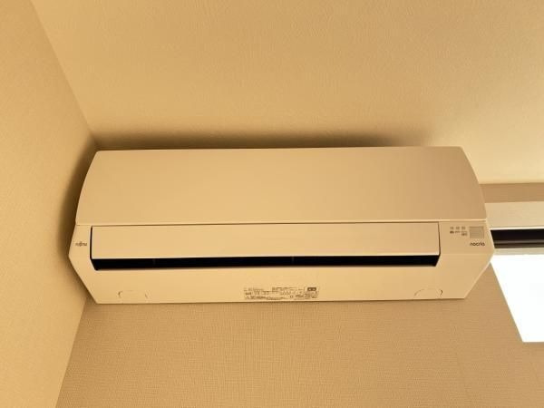 【冷暖房・空調設備】 | 福岡市南区老司５丁目 戸建て | 1回の洋室はエアコン設置済みなので入居してすぐから快適に過ごせます