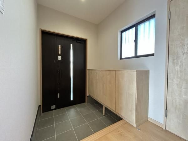 【玄関】 | 福岡市南区老司５丁目 戸建て | 収納力に優れた玄関でいつでも片付いた状態でお客様を迎えられます