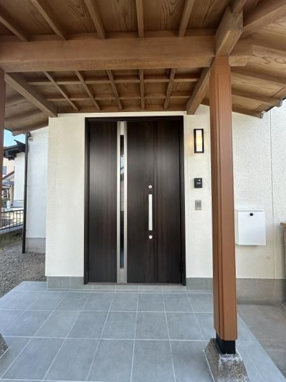 【玄関】 | 福岡市南区老司５丁目 戸建て | 玄関は家の顔なのでドアを新品に交換しました