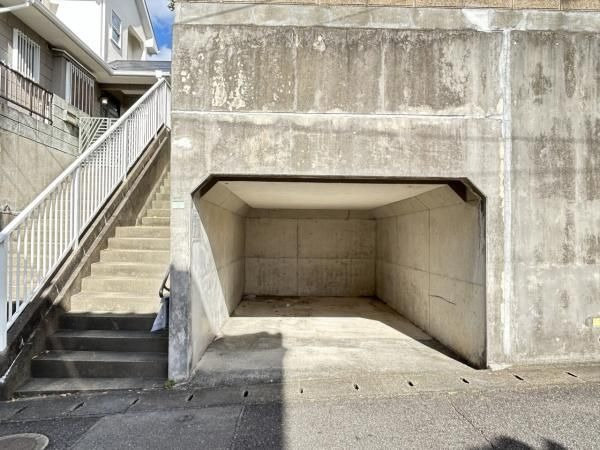 【駐車場】 | 福岡市南区老司５丁目 戸建て | 駐車場は堀車庫が一台分あります。前面道路は十分な広さがあるのでバックでの駐車もしやすいです