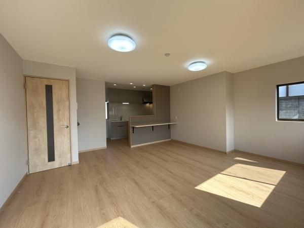 【居間・リビング】 | 福岡市南区老司５丁目 戸建て | LDKは約17帖の広さ！ 南向きなので太陽の明かりを感じることが出来ます