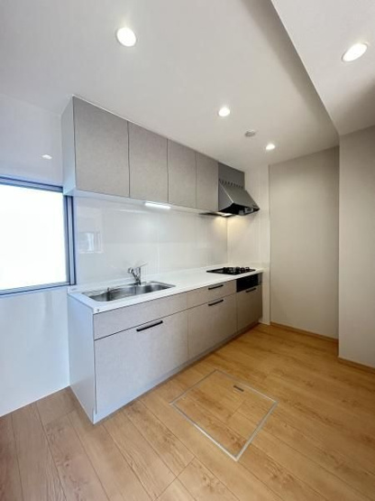 【キッチン】 | 福岡市南区老司５丁目 戸建て | キッチンに窓があるので手元が明るいです。背面にカウンターがあるので効率よくお料理を勧められます