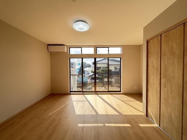 【洋室】 | 福岡市南区老司５丁目 戸建て | 1回の洋室。お庭に面した大きな窓から外の明かりがたっぷり入ってきます