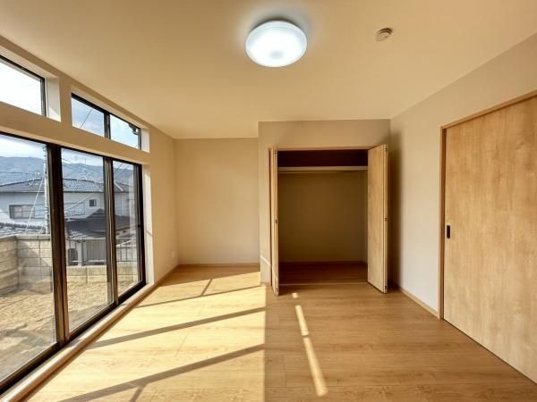 【洋室】 | 福岡市南区老司５丁目 戸建て | 広々とした洋室は収納スペースがたっぷり！どんなお洒落さんでも安心の大容量収納が自慢です