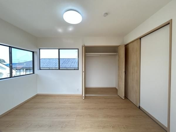 【洋室】 | 福岡市南区老司５丁目 戸建て | 2階6帖の洋室。3面採光で室内は明るく、景色も広く見えるので開放感があります