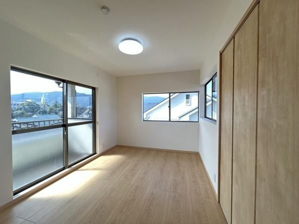 【洋室】 | 福岡市南区老司５丁目 戸建て | 専用のベランダ付きの明るい洋室です。収納があるので居住スペースはスッキリと使えます