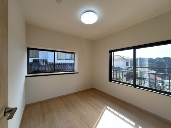 【洋室】 | 福岡市南区老司５丁目 戸建て | 2階5.5帖の洋室。南向きの大きな窓から陽射しがたっぷり入ります