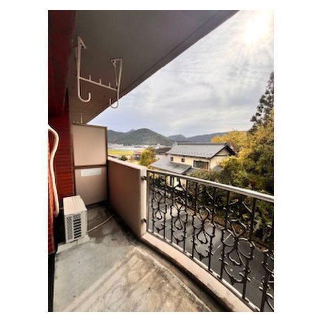 岐阜市芥見長山１丁目のアパートのバルコニー