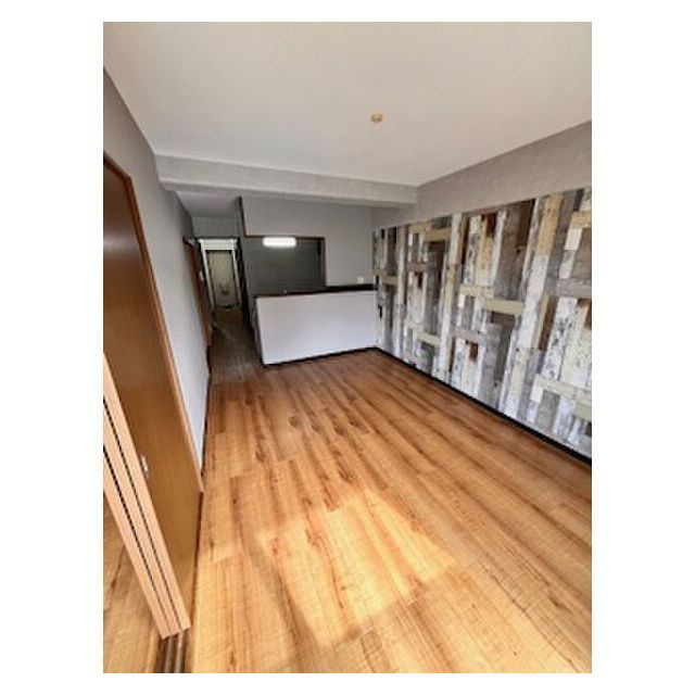 岐阜市芥見長山１丁目のアパートの居間・リビング