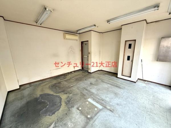 三泉ハイツの洋室