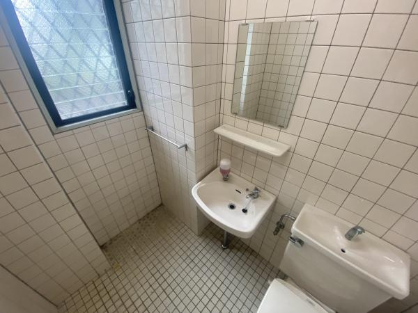 鶴町4丁目店舗の内装|洗面・トイレ