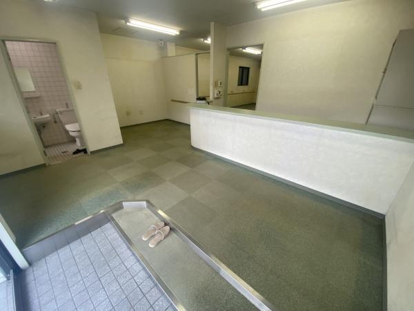 鶴町4丁目店舗の洗面所|入口から