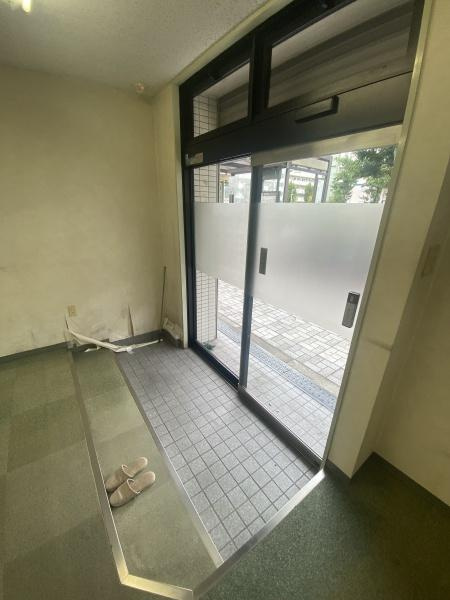 鶴町4丁目店舗の玄関