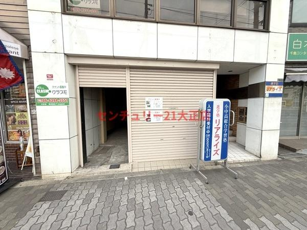 ダイカビルの玄関