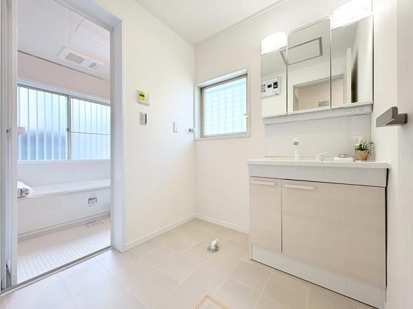 藤沢市片瀬２丁目の中古一戸建の独立洗面台