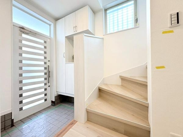 藤沢市片瀬２丁目の中古一戸建の玄関