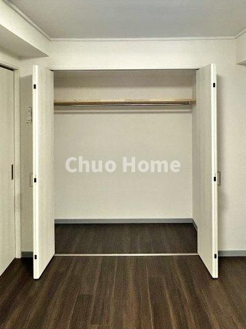 ストーク両国秀山の収納|居室にはクローゼットを完備し、自由度の高い家具の配置が叶うシンプルな空間です。お子様の成長と必要になる子供部屋を与えるにはぴったりの間取りですね。