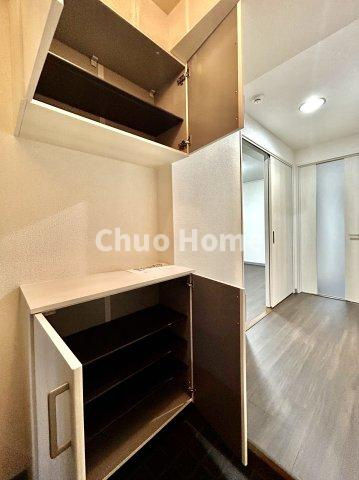 ストーク両国秀山の玄関|【玄関】玄関には大型のシューズクローゼットを設置しておりますのでいつでもスッキリりとした空間を保てます。玄関周りを清潔に使うのはとても大事なことですよね。